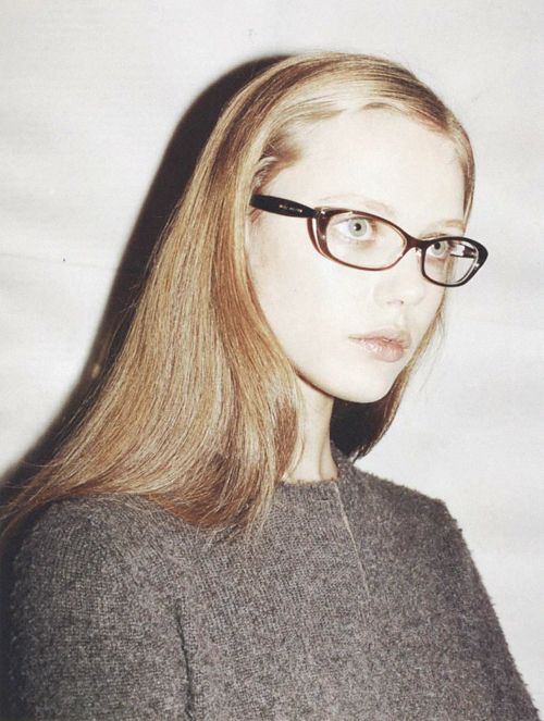 frida gustavsson #glasses Marc Jacobs Eyewear, 90s Glasses, High Achiever, Frida Gustavsson, Glasses Inspiration, Glasses Trends, Juergen Teller, Aesthetic Ig, Red Glasses