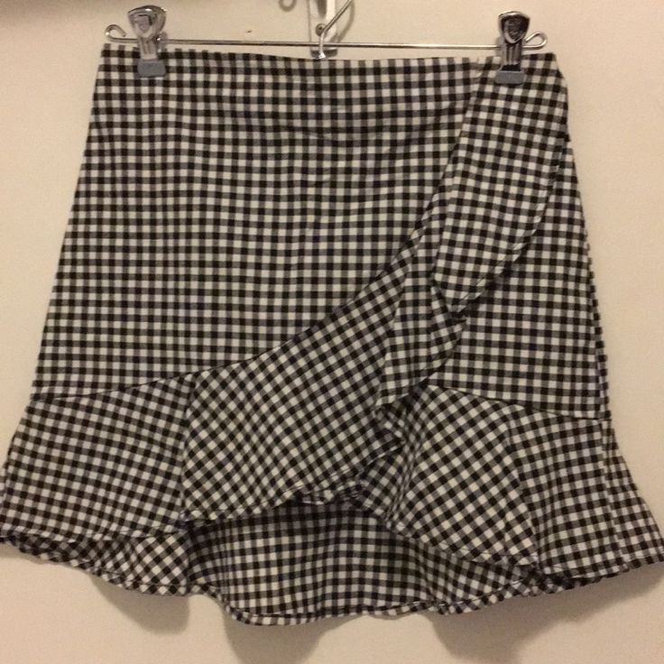 Adorable Mini Skirt With Gingham Pattern. Back Zipper Never Worn! Cute Plaid Skirt For Spring, Trendy Plaid Cotton Skort, Plaid Cotton Skort For Spring, Gingham Mini Skort For Spring, Preppy Plaid Mini Skirt For Summer, Spring Gingham Mini Skort, Casual Gingham Fitted Skort, Chic Plaid Mini Skirt For Summer, Casual Fitted Gingham Skirt