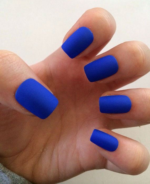 23 Rocking Matte Nail Designs Blue Matte Nails, Artistic Nails, Royal Blue Nails, Colorful Nails, Matte Nails Design, Nail Polish Trends, Floral Nail Art, Blue Nail, Floral Nails