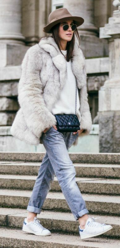 Boyfriend Jeans Kombinieren, Stansmith Adidas, Looks Adidas, Look Winter, Fur Coat Outfit, Winter Mode Outfits, Best Winter Coats, Winter Fur Coats, Street Style Winter