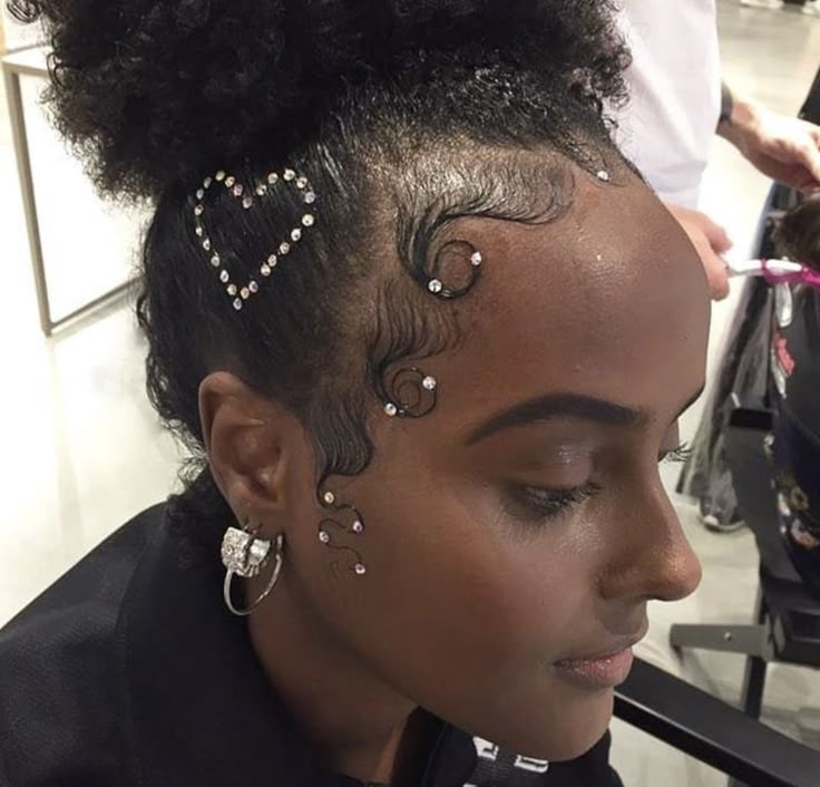 Edges With Gems, Carnival Hair, Ponytail Tutorial, Styled Hair, Hair Acessories, Prom 2020, Birthday Inspo, Afro Hair, Creative Things