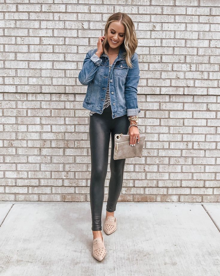 Casual chic travel outfit! Love these faux leather leggings with the studded mules and denim jacket! How To Wear Faux Leather Leggings, Style Faux Leather Leggings, Outfits Leggins, Faux Leather Leggings Outfit, Leather Leggings Outfit, Pleather Leggings, Look Legging, Black Leather Leggings, Fall Transition Outfits