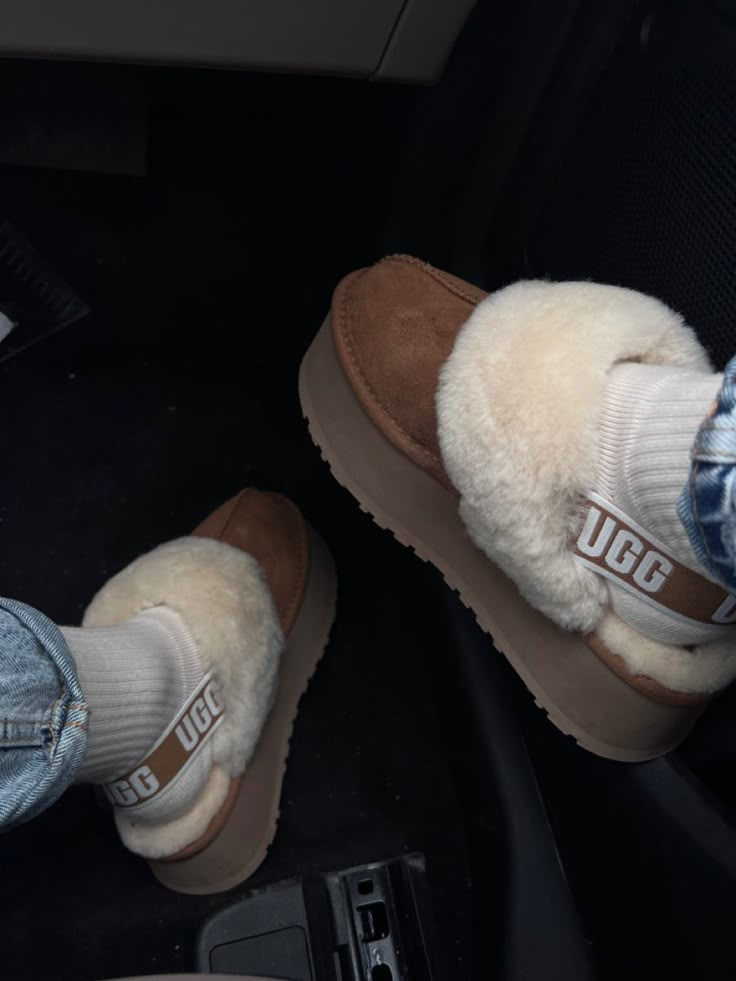 Cute Shoes Comfy, Uggs Black Women, Ugg Funkette Outfits, Funkette Ugg, Ugg Slides Outfit, Ugg Funkette, Cute Uggs, Slippers Outfit, Fluffy Shoes