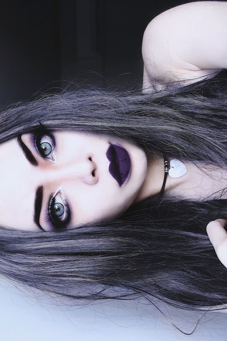 makeup & hair Styl Goth, Makeup Emo, Fete Emo, Tutorial Eyeliner, Scene Girl, Beautiful Eyebrows, Purple Lips, Purple Makeup, Alternative Makeup