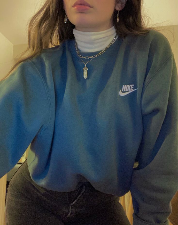 White turtleneck nike blue crewneck with layered silver necklaces. An indie look perhaps Layered Silver Necklaces, White Turtleneck Outfit, Crewneck Outfit, Looks Hippie, Turtleneck Layering, Turtleneck Outfit, Nike Crewneck, Cold Outfits, Nike Pullover