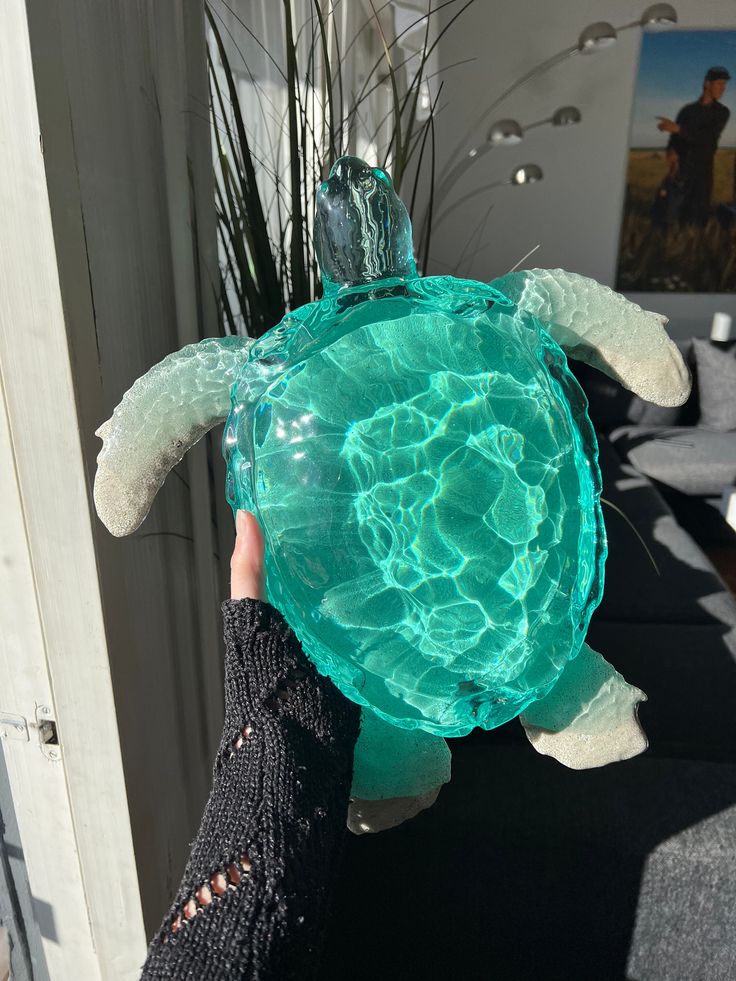 Amazing Ocean sand Turtle sculpture - filled with beach sand. This is my GIANT turtle that is about 36 cm BIG !! And about 7 cm high. It weighs over 2,6 KG One of a kind Handmade out of resin. Please visit my instagram @frokenhognert for other items or custom orders. Underwater Quinceanera, Room Ideas Beach Aesthetic, Sand Turtle, Beach Puppy, Underwater Bedroom, Ocean Stuff, Beach Room Decor, Ocean Room, Ocean Sand