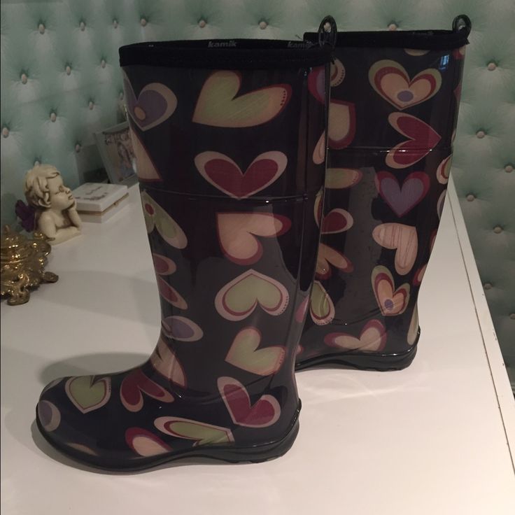 Heart Rain Boots Never Worn Rain Boots Aesthetic, Cute Rain Boots, Dream Shoes, Winter Rain, Rubber Rain Boots, Fashion Fashion, Need This, Rain Boots, Umbrella