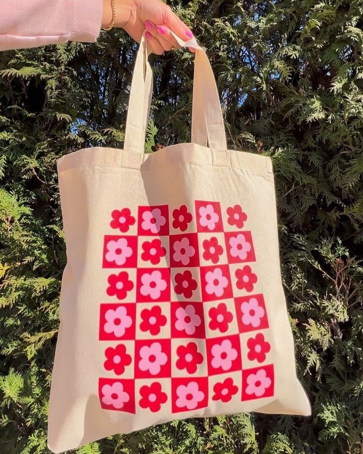 Tote bag!! 🌸🌺 . #bolsos #totebag #bolsosdetela #craft #personalizados Scrap Tote Bag, Canvas Tote Bag Painting Ideas Easy, Cute Tote Bags Paint, Tote Bag Painting Ideas Flowers, Decorating Tote Bags, Tote Bag Ideas Design, Painted Tote Bag Aesthetic, Totebag Aesthetic Design, Tote Bag Design Aesthetic