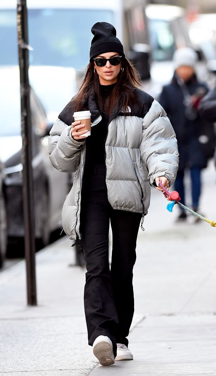 Emily Ratajkowski | This iconic celebrity casual outfit, will help inspire your everyday on trend wardrobe and help you step out in style this season. North Face Jacket Outfit, Stile Kendall Jenner, 00s Mode, Puffer Jacket Outfit, Celebrity Casual Outfits, Look Adidas, North Face Puffer Jacket, Skandinavian Fashion, 90's Fashion