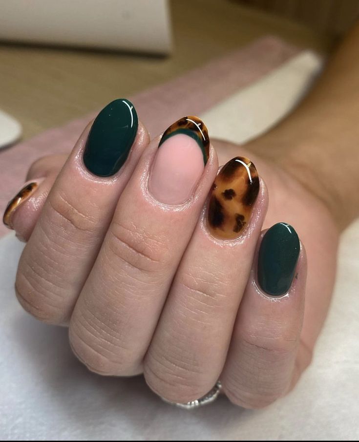 Hair Stylist Nails, Short Biab Nail Designs Autumn, Autumn Biab, Autumn Biab Nails, October Nails Ideas, Africa Nails, Nail Painting Ideas, Tortishell Nails Design, Tortie Nails