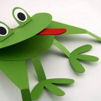 a paper cut out of a frog with big eyes