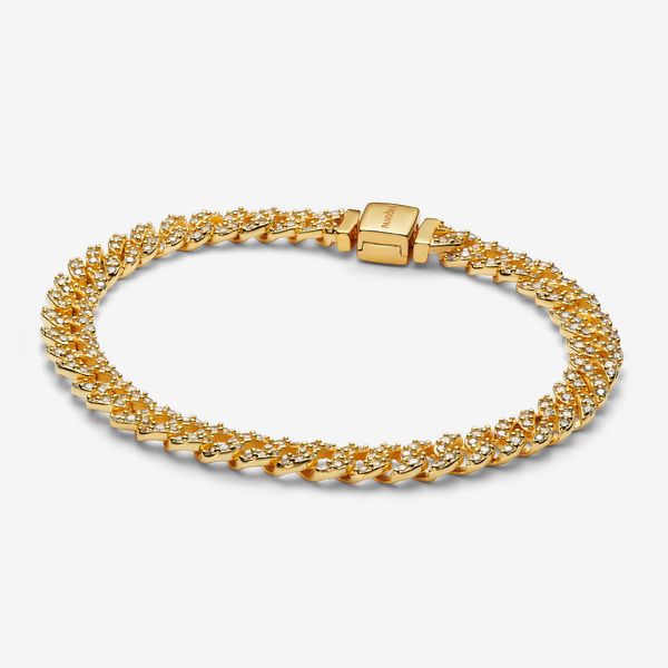 Elevate your look with the Pavé Cuban Chain Bracelet. This 14k gold-plated bracelet features sparkling links in a chain. The top of each half circle is set with three round stones, while the back of the chain is polished for shine and comfort. The bracelet closes with a flat, square-shaped clasp featuring an engraved Pandora logo. - Pandora Pavé Cuban Chain Bracelet - 14k Gold-plated unique metal blend / Cubic Zirconia / Clear - Sz. 7.9 in Charms Disney, Pandora Pave, Pandora Logo, Pandora Essence, Cuban Chain Bracelet, Cuban Bracelet, Bracelet Tennis, Bracelet Pandora, Gold Bracelet For Women