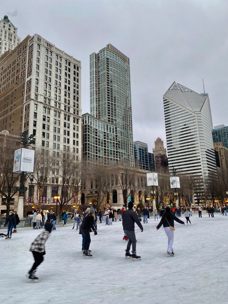 Ice skating Chicago bean cloud gate millennium park aesthetic winter cute Christmas Chicago Aesthetic Winter, Chicago Christmas Aesthetic, Ice Skating Chicago, Chicago Winter Aesthetic, Downtown Chicago Winter, New York Ice Skating Aesthetic, Nyc Ice Skating Aesthetic, Chicago In The Winter, Chicago In Winter