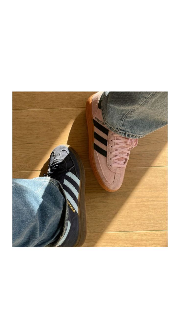 Addias Shoes, Samba Shoes, Foto Tips, Adidas Spezial, Adidas Girl, Shoe Inspo, Adidas Outfit, Star Shoes, Pretty Shoes