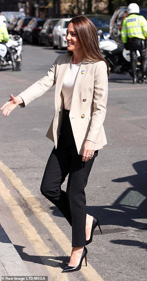 Kate Middleton Trousers, Alexandra Ocasio Cortez Style, Kate Middleton White Blazer, Kate Middleton Blazer Outfit, Catherine Princess Of Wales Outfits, Princess Catherine Style Casual, Neutral Outfits Women Classy, Catherine Middleton Style, Princess Catherine Style