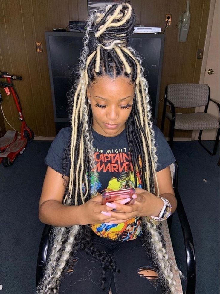 Two Tone Locs, Braids Ideas For Black Women, Braids Ideas, Faux Locs Hairstyles, Box Braids Styling, Girls Hairstyles Braids, Hair Laid, Hairstyles For Black Women, African Braids Hairstyles