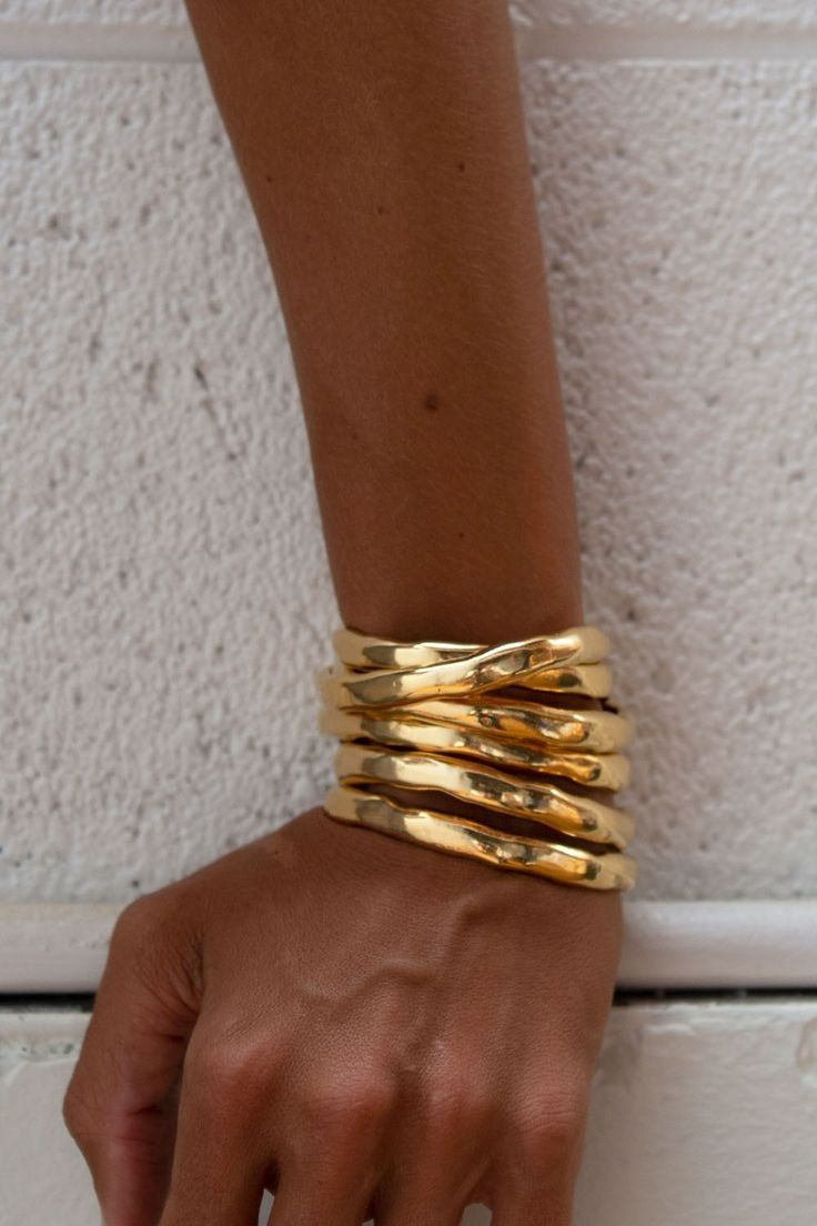 Chunky Gold Jewelry, Ibiza Outfits, Gold Girl, Dope Jewelry, Chunky Bracelets, Funky Jewelry, Jewelry Lookbook, Stacked Jewelry, Bracelets For Women