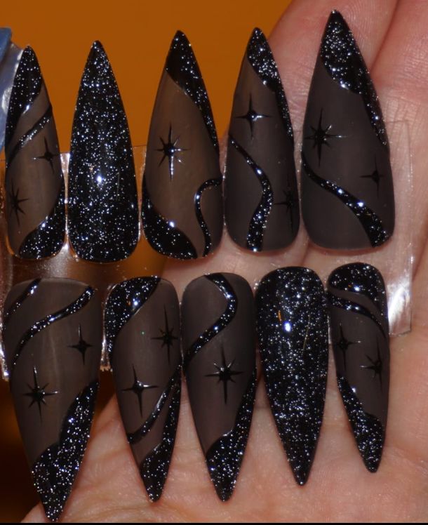 New Years Goth Nails, Sparkly Goth Nails, Acrylic Nails Stiletto Design, Black Glitter Christmas Nails, Dark Themed Nails, Acotar Nails Ideas, Black Silver Glitter Nails, Black And Silver Sparkle Nails, Goth Nail Art Designs