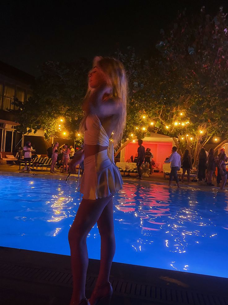 Rich Pool Party Aesthetic, Aesthetic Pool Party Outfits, Pool Party Club Outfit, Clubbing In Miami, Birthday Pool Party Outfit, Pool Party Poses, Pool Party Outfit Aesthetic, Miami Pool Party Outfit, Miami Party Aesthetic