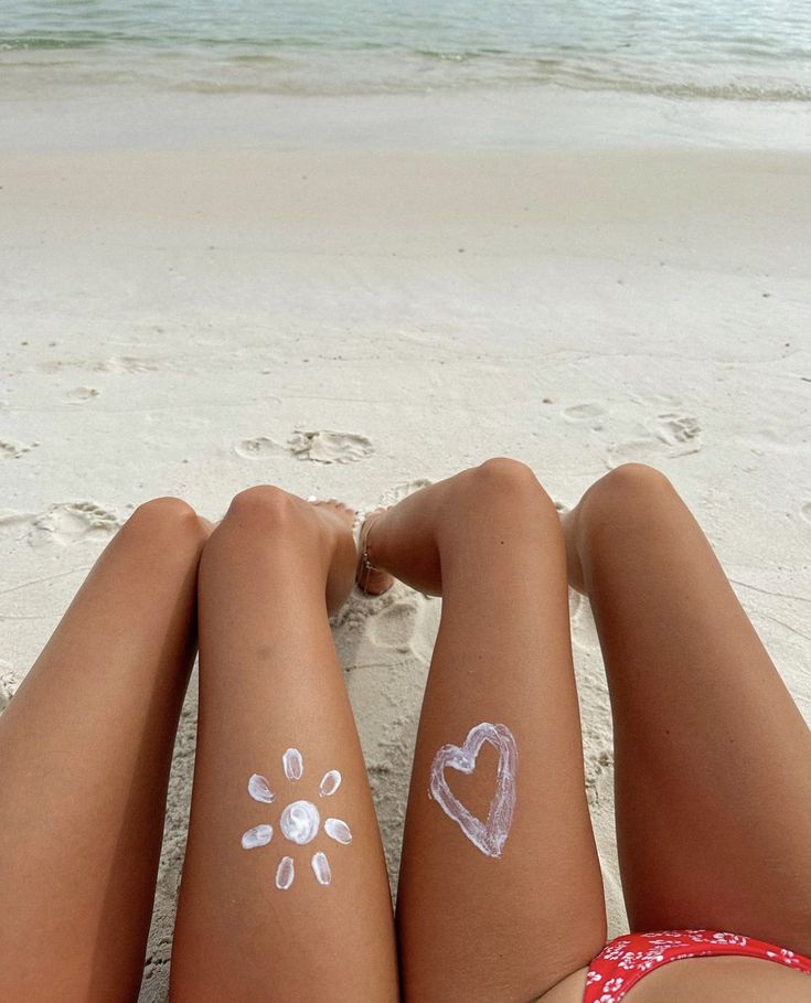 Best Beach Poses, The Beach With Friends, Poses With Friends, Beach With Friends, Beach Photo Inspiration, Beach Poses With Friends, Photos Bff, Summer Picture Poses, Photo Summer