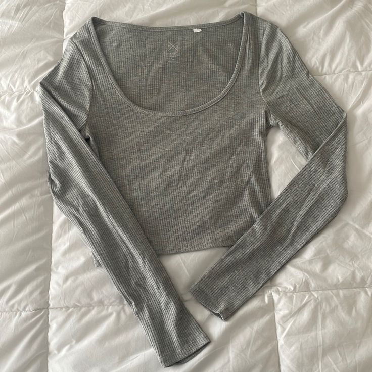 The Perfect Basic Long Sleeve Tee, Never Worn Great Condition! Gray Stretch Cropped Top, Gray Crop Top For Fall, Gray Fitted Crop Top, Fitted Gray Crop Top, Trendy Cropped Gray Tops, Trendy Gray Cropped Tops, Casual Gray Scoop Neck Top, Fitted Casual Long Sleeve Top With Scoop Neck, Fitted Casual Long Sleeve Scoop Neck Top