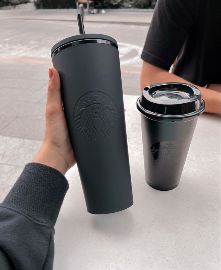 Black Starbucks cup. Aesthetic colors. Grande size Starbucks Cup Aesthetic, Vaso Starbucks, Kapal Feri, Starbucks Travel Mug, Black Starbucks, Cruise Ship Pictures, Starbucks Bottles, Starbucks Matcha, Trendy Water Bottles