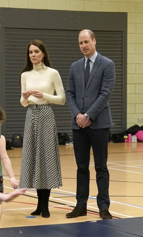 Check Skirt Outfit, Classy Feminine Style, Princess Kate Style, Long Skirt Outfit, Kate Middleton Style Outfits, Bridal Maxi Dress, Düşes Kate, Modest Winter Outfits, Looks Kate Middleton