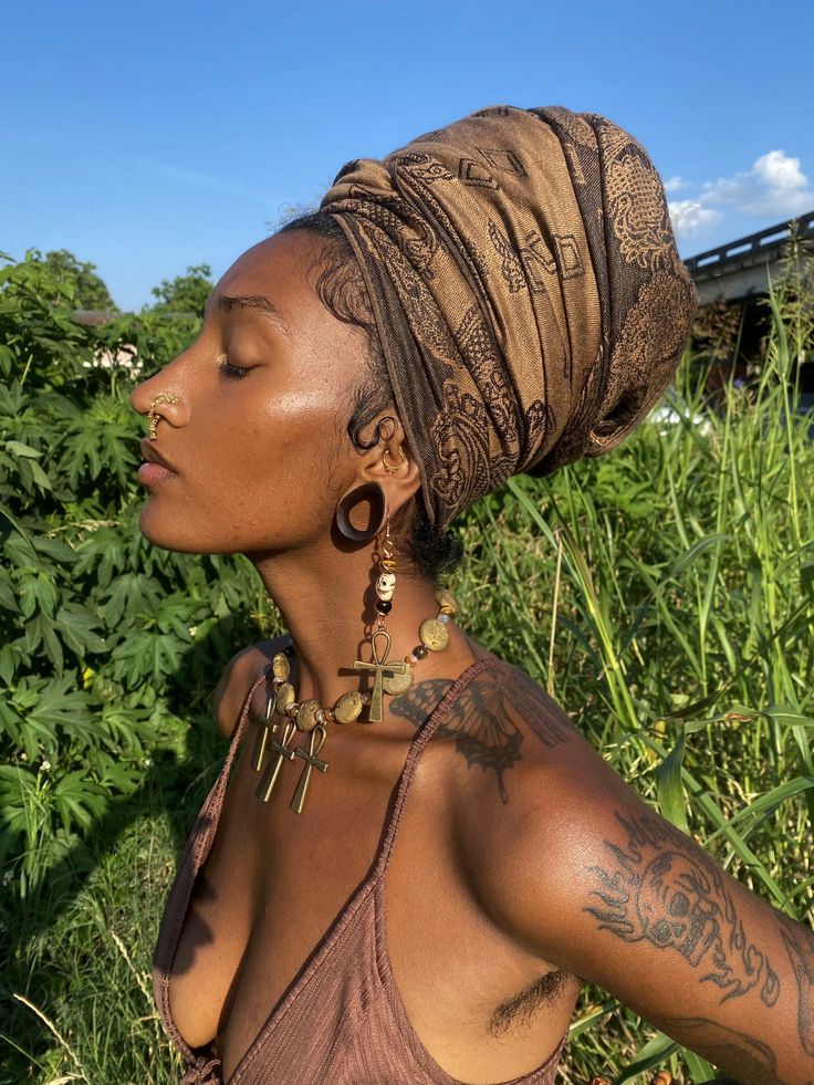 𝓣𝓪𝓽𝓽𝓸𝓸 𝓖𝔂𝓹𝓼𝔂 on Twitter: "Deeper 🐞… " Black Hippy, Spiritual Fashion, Earthy Aesthetic, Earthy Style, Mode Hippie, Hair Scarf Styles, Earthy Outfits, Estilo Hippie, Black Femininity