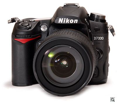 the nikon d7000 camera is shown with its lens pointed at it