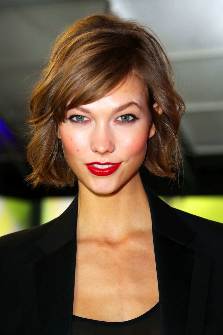 The Anti-Model Bob: Karlie Kloss, 2013 - The Cut Brunette Bob, Best Bob Haircuts, Haircut Types, Hair Styles 2014, Haircuts For Wavy Hair, Short Wavy Hair, Karlie Kloss, Red Lipstick, Great Hair