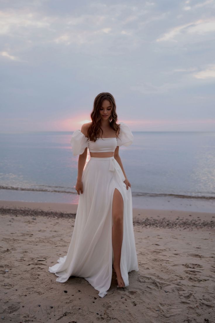 Modern Wedding Dresses Minimalist, Bridal Skirts, Open Back Wedding Dress, Wedding Dress Fabrics, Minimalist Dresses, Photoshoot Dress, Wedding Dresses Strapless, Modern Wedding Dress, Looks Chic