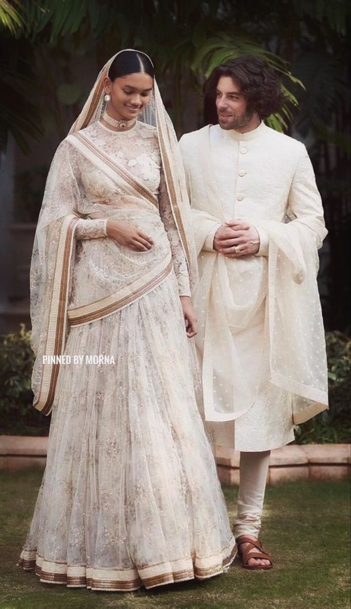 Sabyasachi Mukherjee - India 🇮🇳 Sabyasachi White Saree, Shadi Photography, Sabyasachi Suits, Sabyasachi Dresses, Ivory Saree, Ethnic Gowns, Suit Neck, Sabyasachi Sarees, Sabyasachi Mukherjee