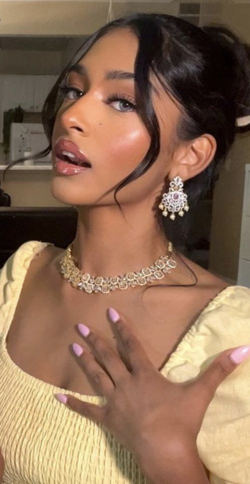 Simple Desi Wedding Makeup, Makeup Eid Look, Indian Wedding Makeup Simple, Indian Prom Makeup, Glam Makeup Indian Skin, Makeup Looks On Indian Skin, Natural Makeup On Indian Skin, Natural Glam Makeup Indian Skin, Makeup Inspo For Eid