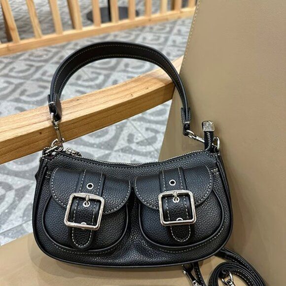 Coach NEw Ashton Baguette Ashton Baguette Coach, Coach Ashton Baguette, Coach Baguette Bag, Gif Ideas, Coach Outfits, Cute Handbags, Fancy Bags, Coach Shoulder Bag, Baguette Bag