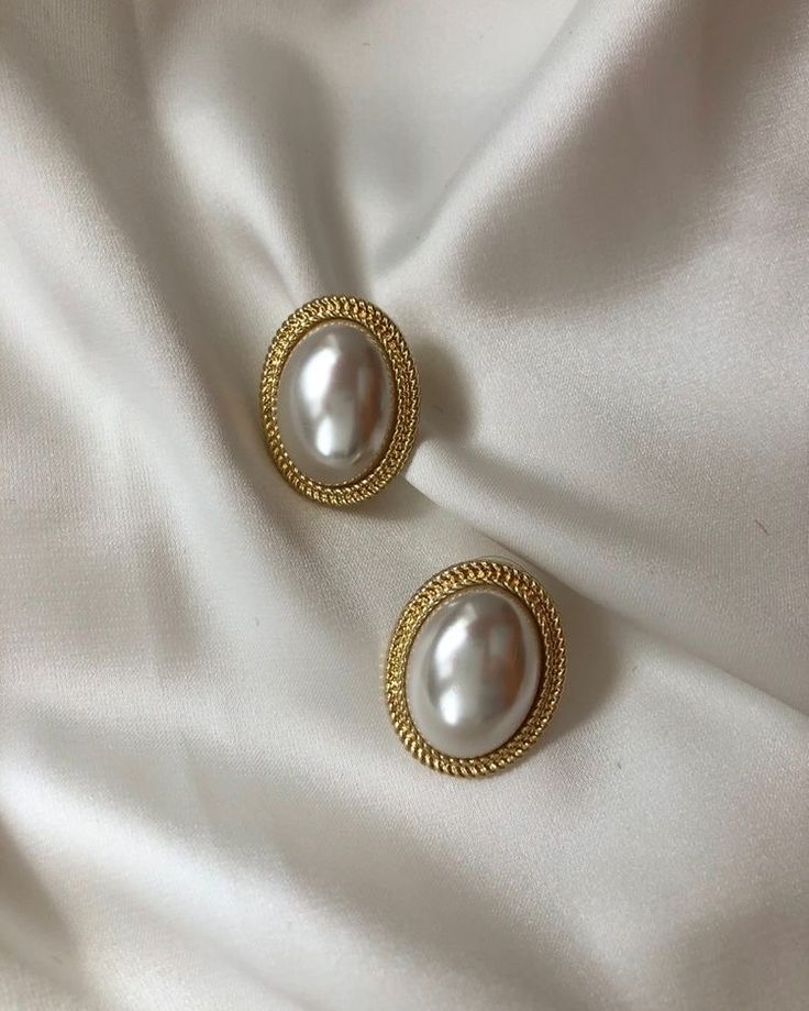 Pearl Earrings Old Money, Old Money Jewelry Earrings, Old Fashioned Jewellery, Old Jewelry Aesthetic, Old Money Pieces, Old Money Style Accessories, Old Money Assessories, Old Money Aesthetic Accessories, Old Money Earrings Aesthetic