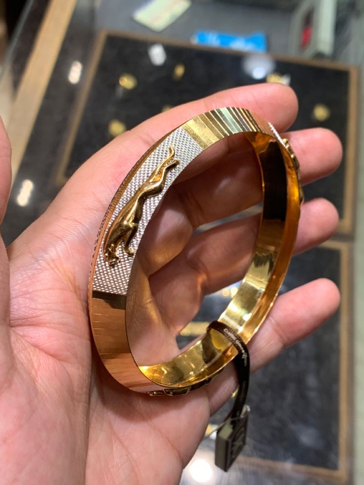 Jaguar Kada For Men, Jents Kada Gold Design, Gents Kadiyam Designs, Golden Bracelets For Men, Punjabi Kada Designs Gold For Men, Chandi Kada For Men, Men Gold Kada, Kadiyam For Men Gold, Gold Bangle For Men