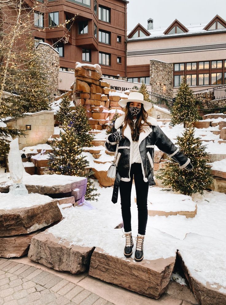 a style guide for vail colorado | wear this there Romantic Winter Outfits Aesthetic, Outfits For Aspen Colorado, Vail Village Colorado Winter, Cabin Chic Outfit, Ski Town Outfits For Women, What To Wear In Vail Colorado In Winter, Ski Village Outfit, Breckenridge Outfit Winter, Outdoor Party Outfit Winter