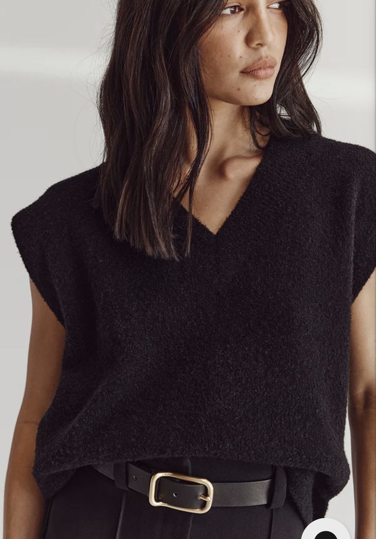 Style Black Sweater Vest, Black Knit Vest Outfit, Black Knitted Vest Outfit, Wool Vest Outfit, Knitted Vest Outfit, Teaching Fits, Black Vest Outfit, Kendall Jenner Outfits Casual, Black Knitted Vest