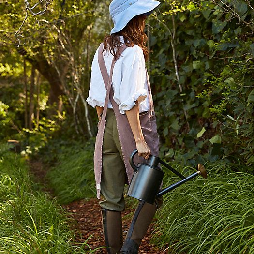 Gardening Clothes For Women, Gardner Outfit Aesthetic, Stylish Gardening Outfit, Cute Farming Outfits, Farm Wife Outfit, Farmer Attire, Farming Outfit Women, Overalls Gardening, Gardening Uniform