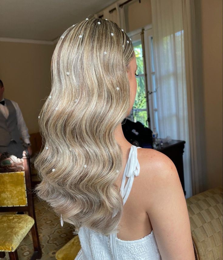 Hair with pearls. Hollywood waves with pearls Bride Hair Down, Blonde Wedding Hair, Wedding Hair Trends, Blonde Bride, Bridal Hair Down, Romantic Wedding Hair, Wedding Hairstyles Bride, Trendy Hairstyle, Long Hair Wedding Styles