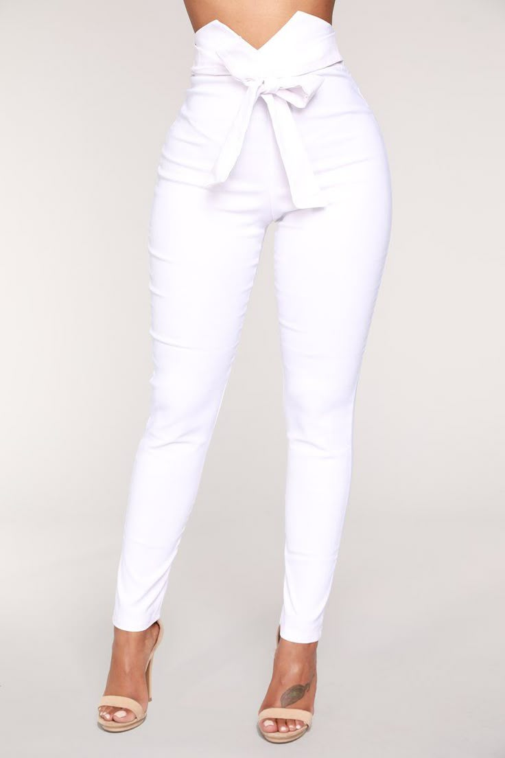 High waist tight white pants with bow, #highwaisted #pants with #bow, #whitepant, #tightpant @ #fashionnova, via @sunjayjk White Pants Outfit, Woman In White, Mode Casual, Womens Loungewear, Mode Inspiration, White Pants, White Fashion, Outfit Idea, Pants Outfit