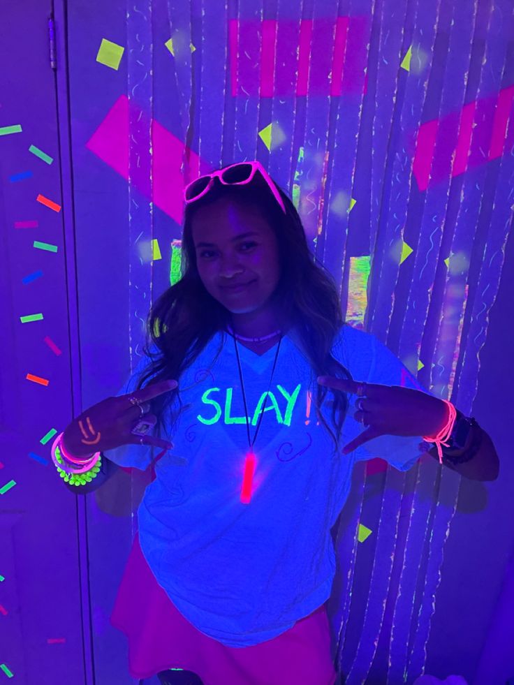 Cute Glow In The Dark Outfits, Outfits For A Neon Party, Uv Light Party Outfit, Neon Shirts Diy, Glow In The Dark Dance Outfit, Diy Neon Shirt Ideas, Glow Party Ideas Outfits, Glow Theme Party Outfits, Neon Birthday Outfit