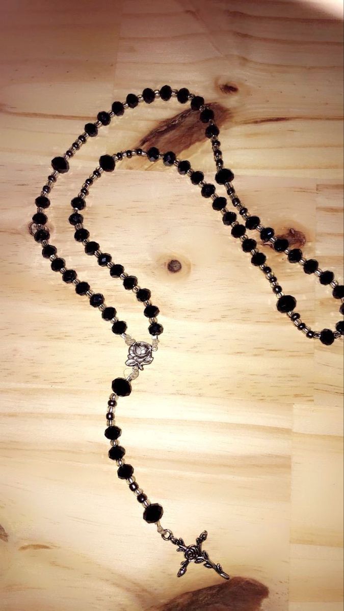 Rosary Necklace Outfit, Rosario Aesthetic, Rosary Aesthetic, Diy Rosary Necklace, Gothic Rosary, Jewelry Reference, Black Rosary, Rosary Style Necklace, Lovecore Aesthetic