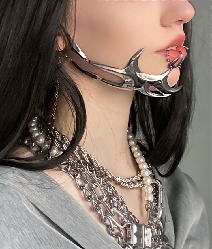 Futuristic Hair Accessories, Cybersigilism Outfit, Gold Cyberpunk, Cyberpunk Jewelry, Cyberpunk Accessories, Cybergoth Fashion, Cyberpunk Fashion, Cyberpunk Style, Punk Jewelry