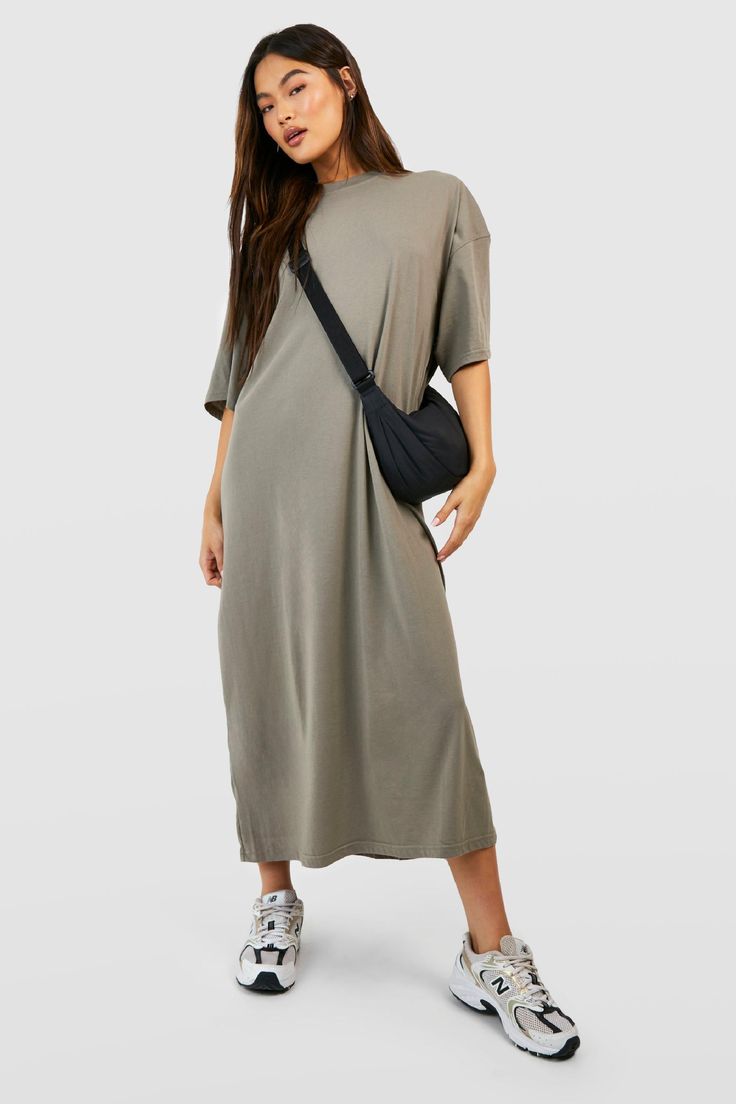 T Shirt Dress With Sneakers, T Shirt Dress Outfit Fall, Long Tshirt Dress Outfit, T-shirt Dress, Bkk Outfit, Tshirt Maxi Dress, T Shirt Over Dress Outfits, Shirt Over Dress Outfit, T Shirt Over Dress