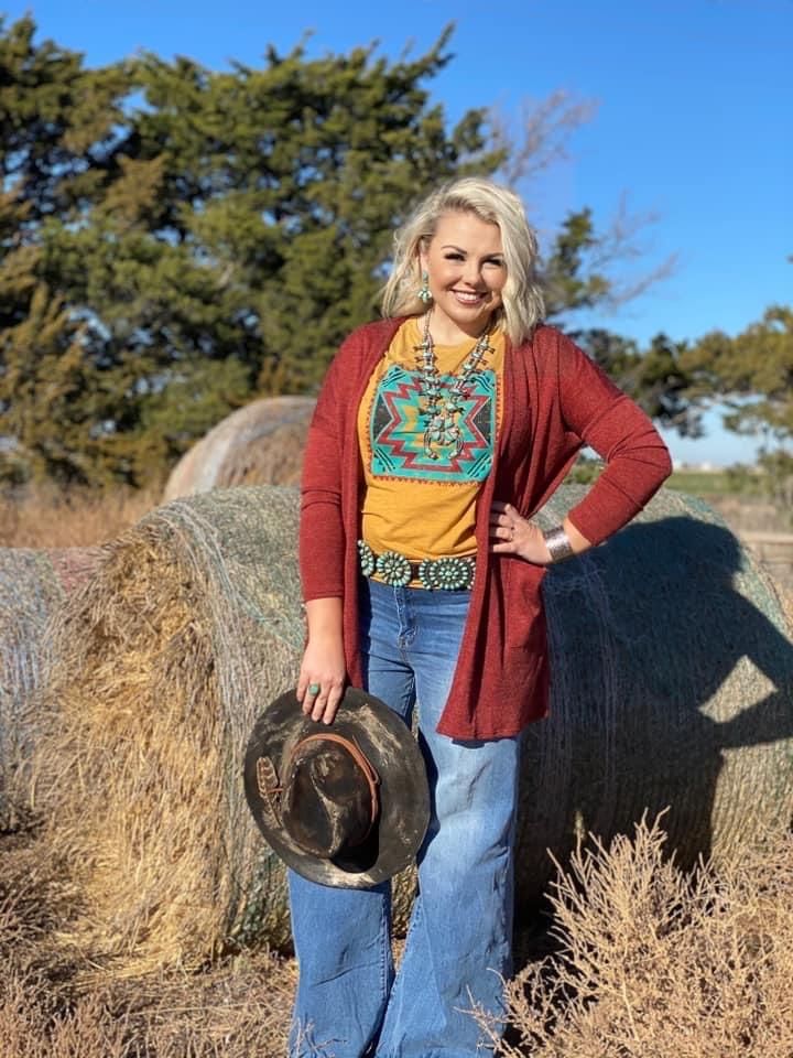 Brick Cardigan  Perfect weight for any occasion Gorgeous brick, rust color cardigan  longer length - below the waist  Exposed side pockets  True to size fit Designed by Texas True Threads Pairs beautifully with our Bridgette Aztec Tee Plus Size Western Outfits Woman, Plus Size Western Fashion, Plus Size Cowgirl Outfits, Plus Size Cowgirl, Turquoise Clothes, Plus Size Summer Outfits, Cute Country Outfits, Nashville Outfits, Western Style Outfits