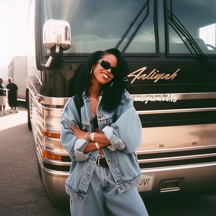 Aaliyah Outfit Inspiration, 90s Outfits Aaliyah, 90s Fine Black Women Outfits, Aaliyah Inspired Outfits 90s, 90 Rnb Aesthetic, Aaliyah Inspired Photoshoot, 2000s Rihanna Outfits, Aaliyah Looks, Fashion Culture Inspiration