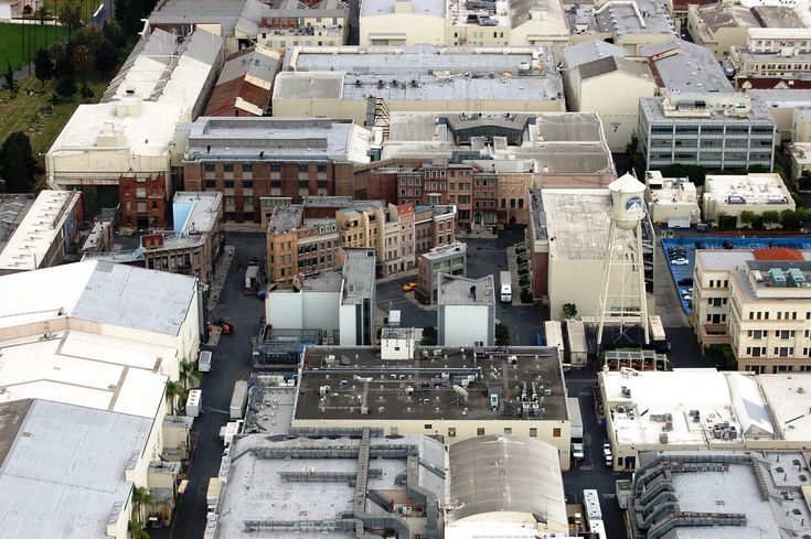 an aerial view of some buildings in the city