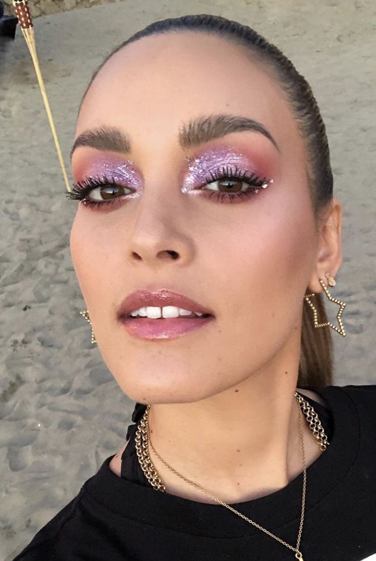 Natural Eyeshadow With Pop Of Color, Purple Makeup Euphoria, Make Up Strass Glitter, Euphoria Party Looks, Make Up Strass, Maquillage Euphoria, Space Cowgirl Makeup, Rave Party Makeup, Euforia Makeup