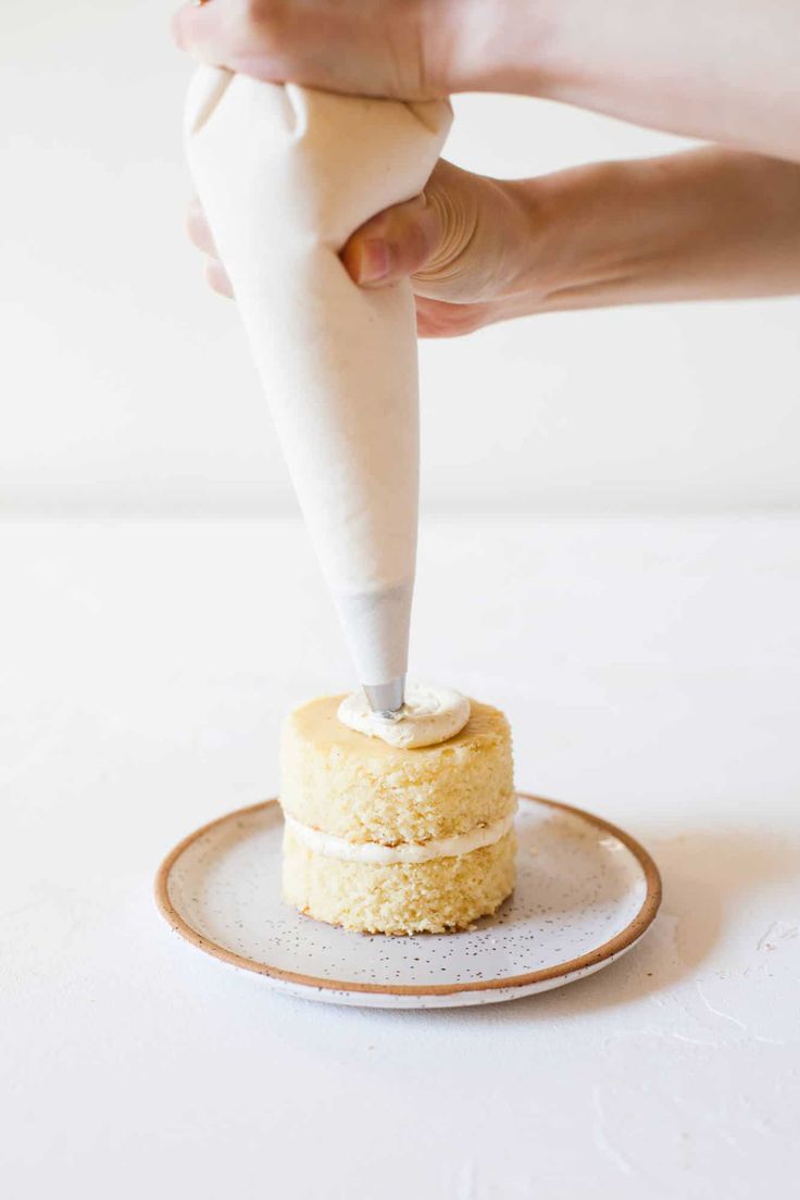 Single Serve Wedding Desserts, Individual Birthday Cakes Ideas, Individual Cakes Single Serve, Sheet Pan Cakes, Individual Wedding Cakes, Tiny Cake, Single Serve Cake, Cake Painting, Mini Cake Recipe